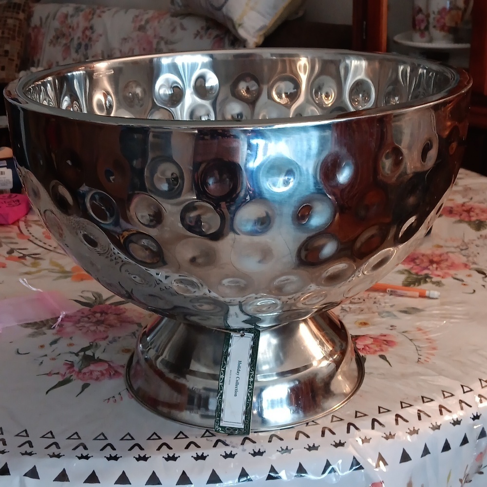 Bowl silver metal bowl Height 11" Circunference 46"